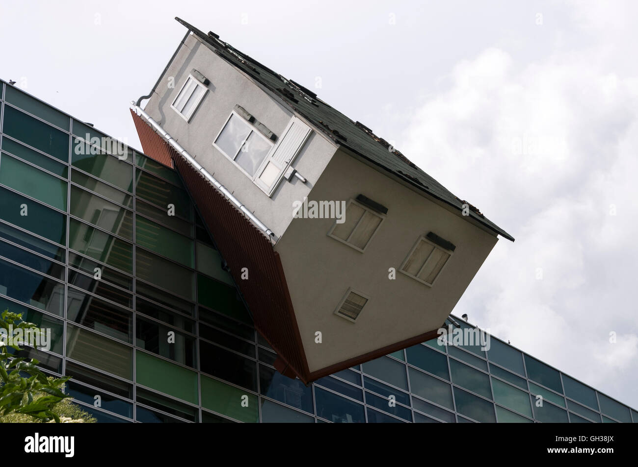Ein Modellhaus, das schräg auf dem Bürogebäude der STRABAG Inc mit Sitz in Mlynské nivy, Bratislava, Slowakei, aufgestellt wurde Stockfoto