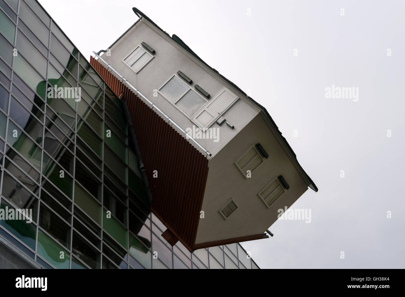 Ein schräg angestelltes Haus auf dem Bürogebäude von Strabag, einer Firma, STRABAG Inc., mit Sitz in Mlynské nivy, Bratislava, Slovaki Stockfoto