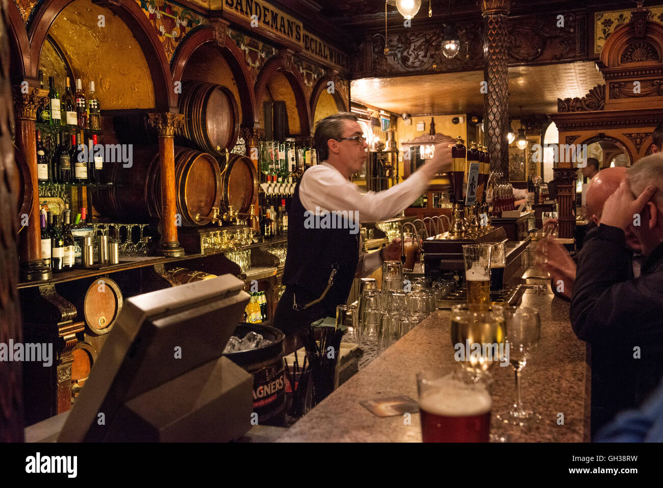 Barkeeper im traditionellen Belfast Pub Stockfoto