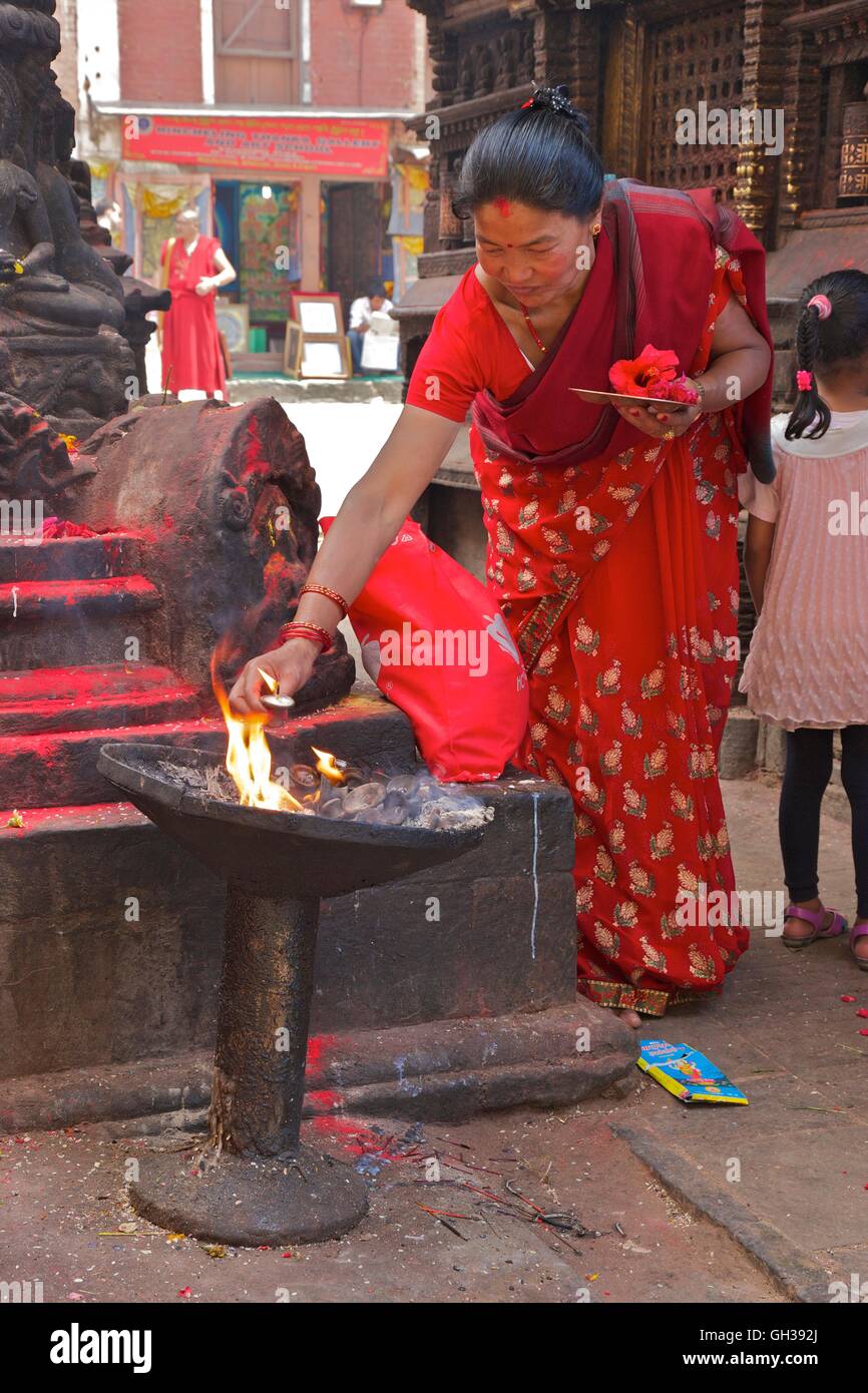 Frau licht Kerze in Hindu Schrein, Swayambhunath Stupa oder Monkey Tempel, Kathmandu, Nepal, Asien Stockfoto