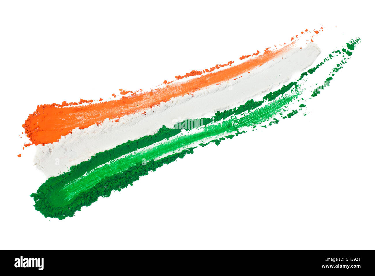 Die Trikolore der indischen Flagge gemalt mit Farbpulver und isoliert auf weiss. Stockfoto