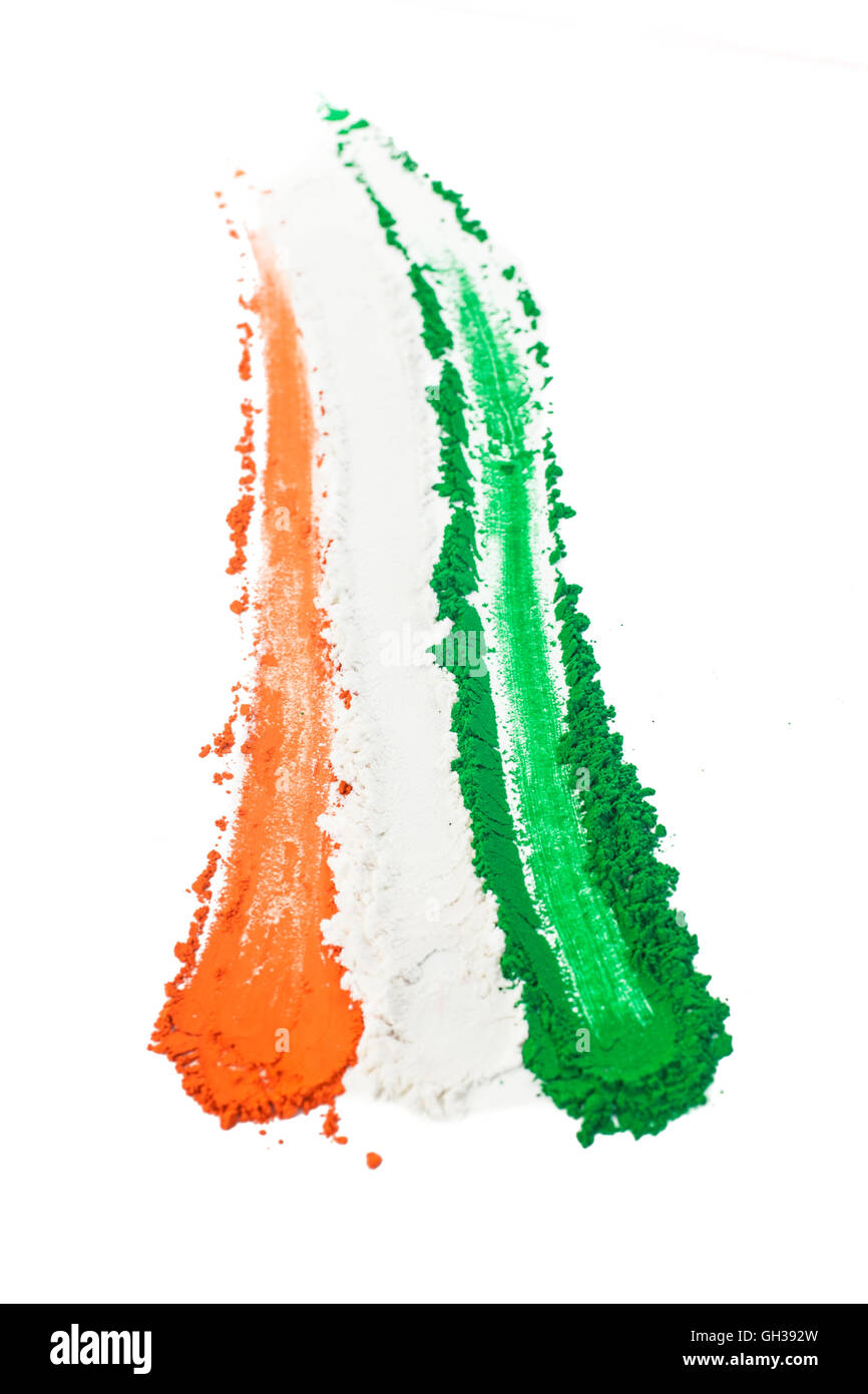 Die Trikolore der indischen Flagge gemalt mit Farbpulver und isoliert auf weiss. Stockfoto