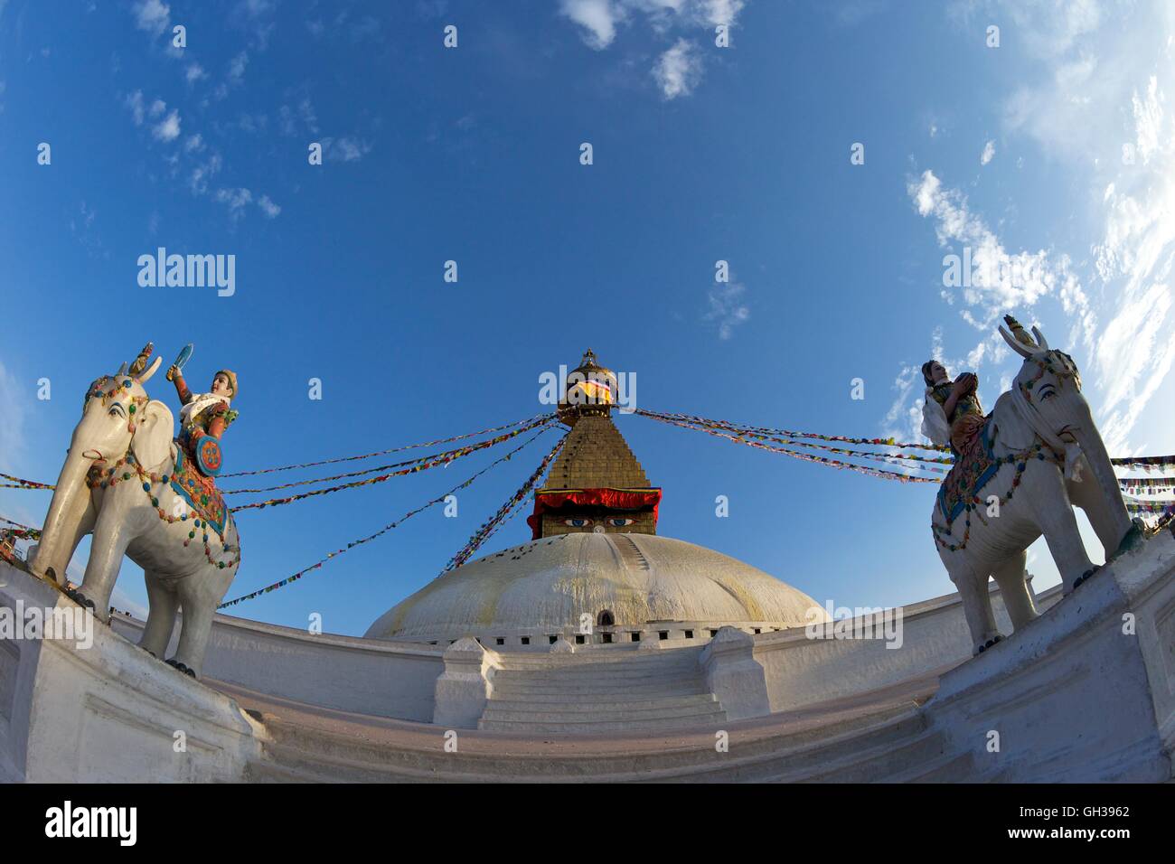 Krieger auf Elefanten bewachen die Nordseite der Boudhanath Stupa, UNESCO-Weltkulturerbe, Kathmandu, Nepal, Asien Stockfoto