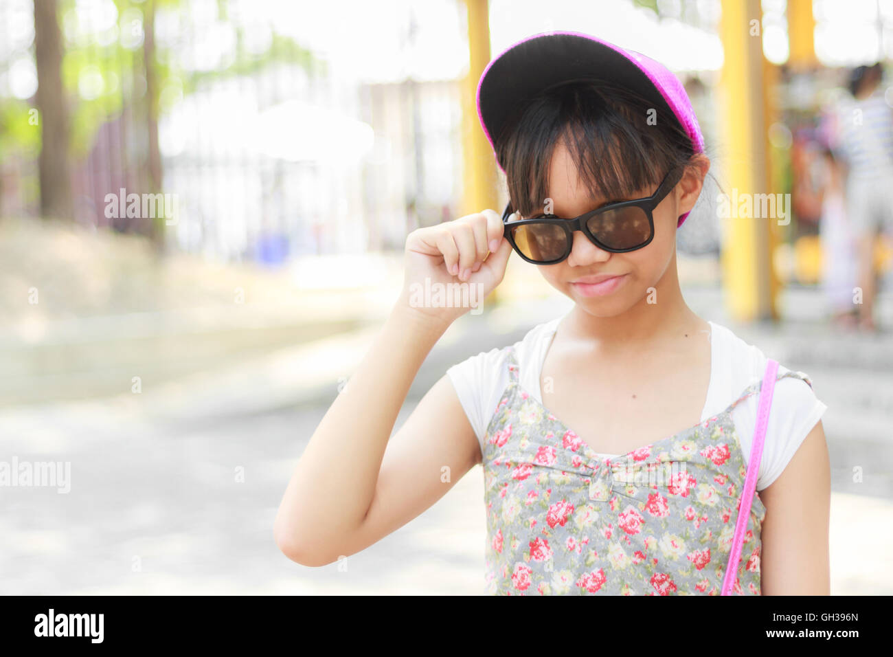 Asiatische Kind Mädchen trägt einen Hut in die Ferien. Stockfoto