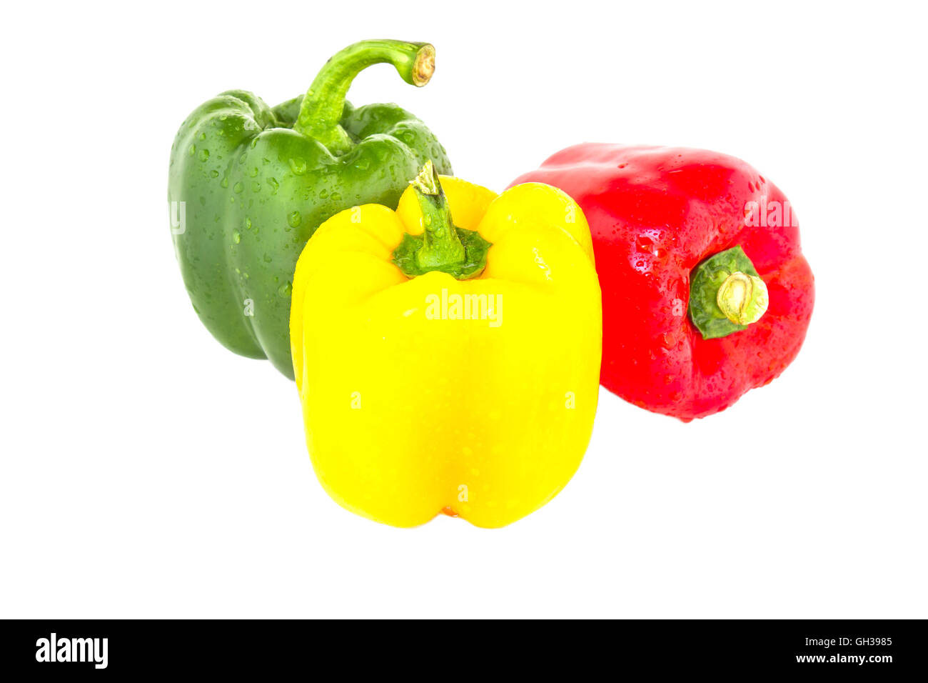 Paprika drei Farben rot, gelb und grün isoliert auf weißem Hintergrund. Clipping-Pfad in Bild. Stockfoto