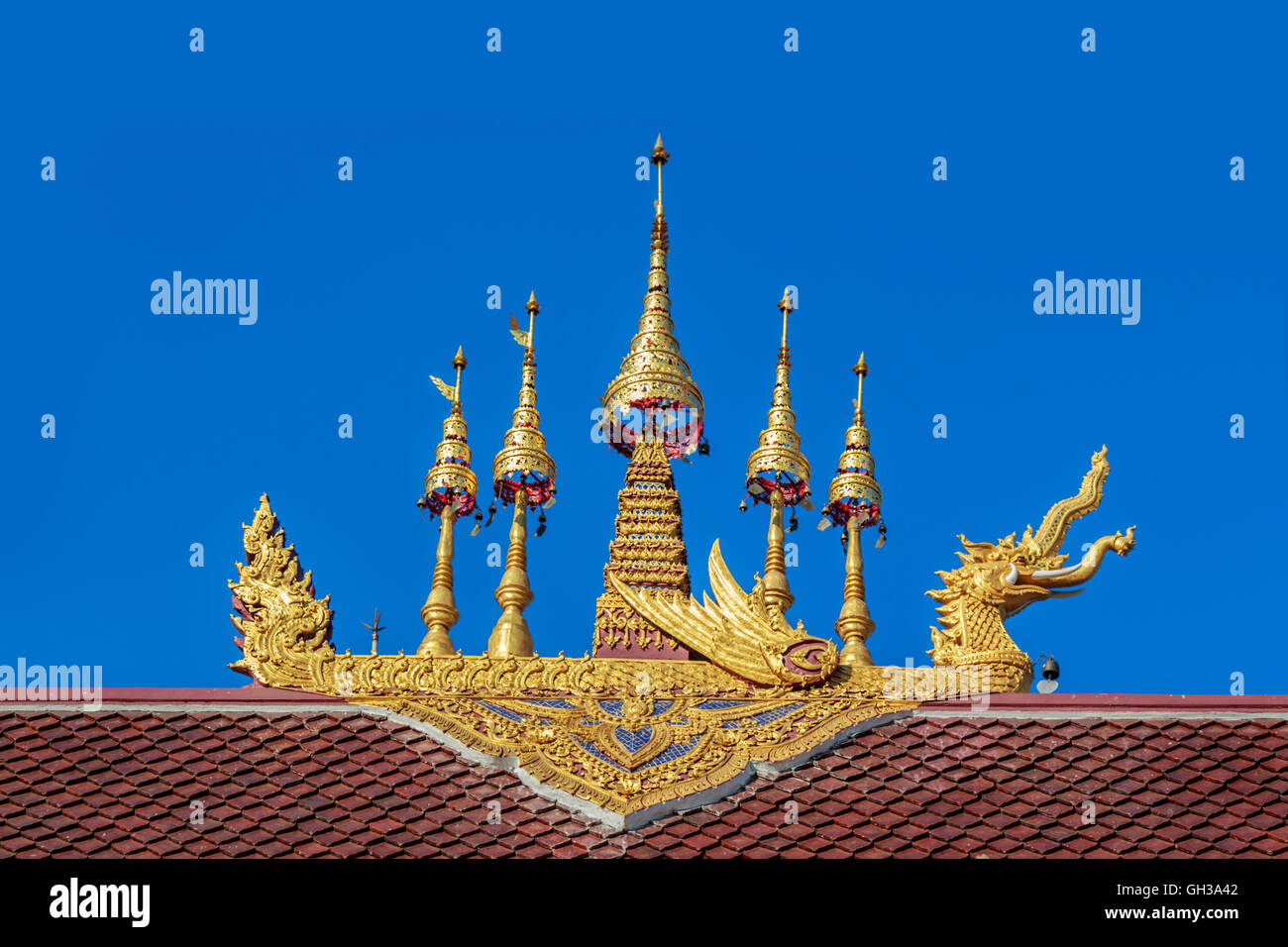 Thailand gold Farbe Skulptur auf dem Dach des Tempels Stockfoto