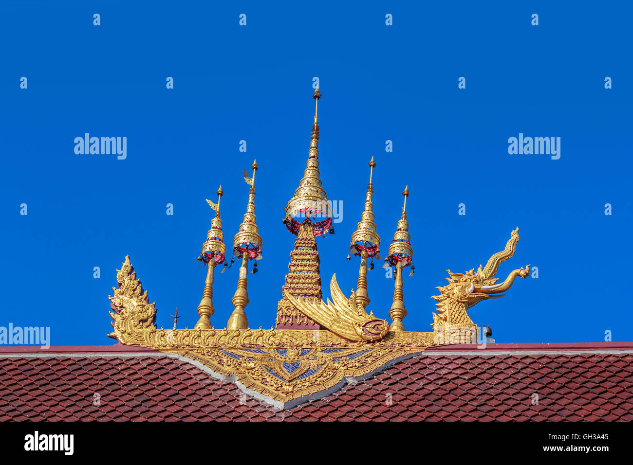Thailand gold Farbe Skulptur auf dem Dach des Tempels Stockfoto