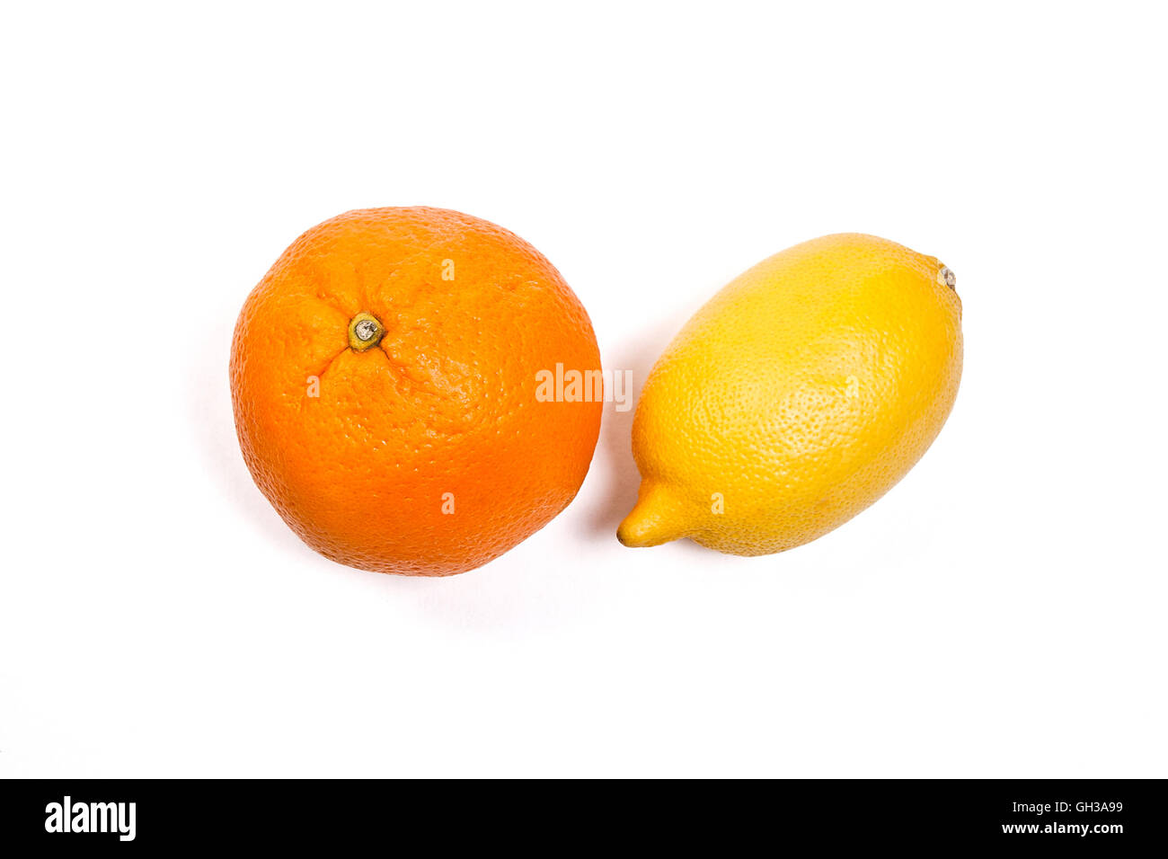 Gelbe Reife Zitrone isoliert auf einem weißen Hintergrund. Mit Beschneidungspfad. Einzelne frische orange Frucht. Isoliert auf weißem Hintergrund. Stockfoto