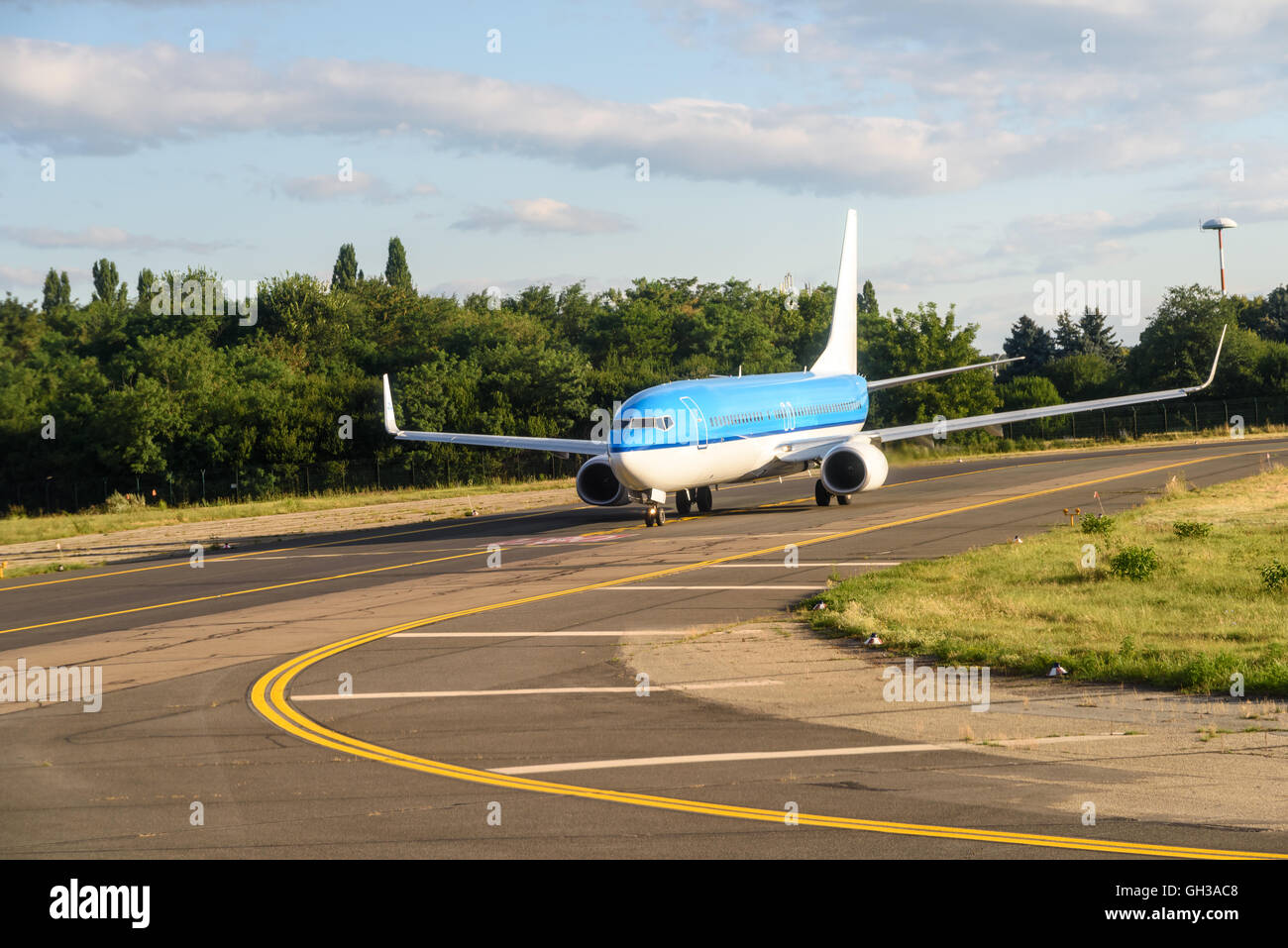 Flugzeug auf der Landebahn des Flughafens ausziehen Stockfoto