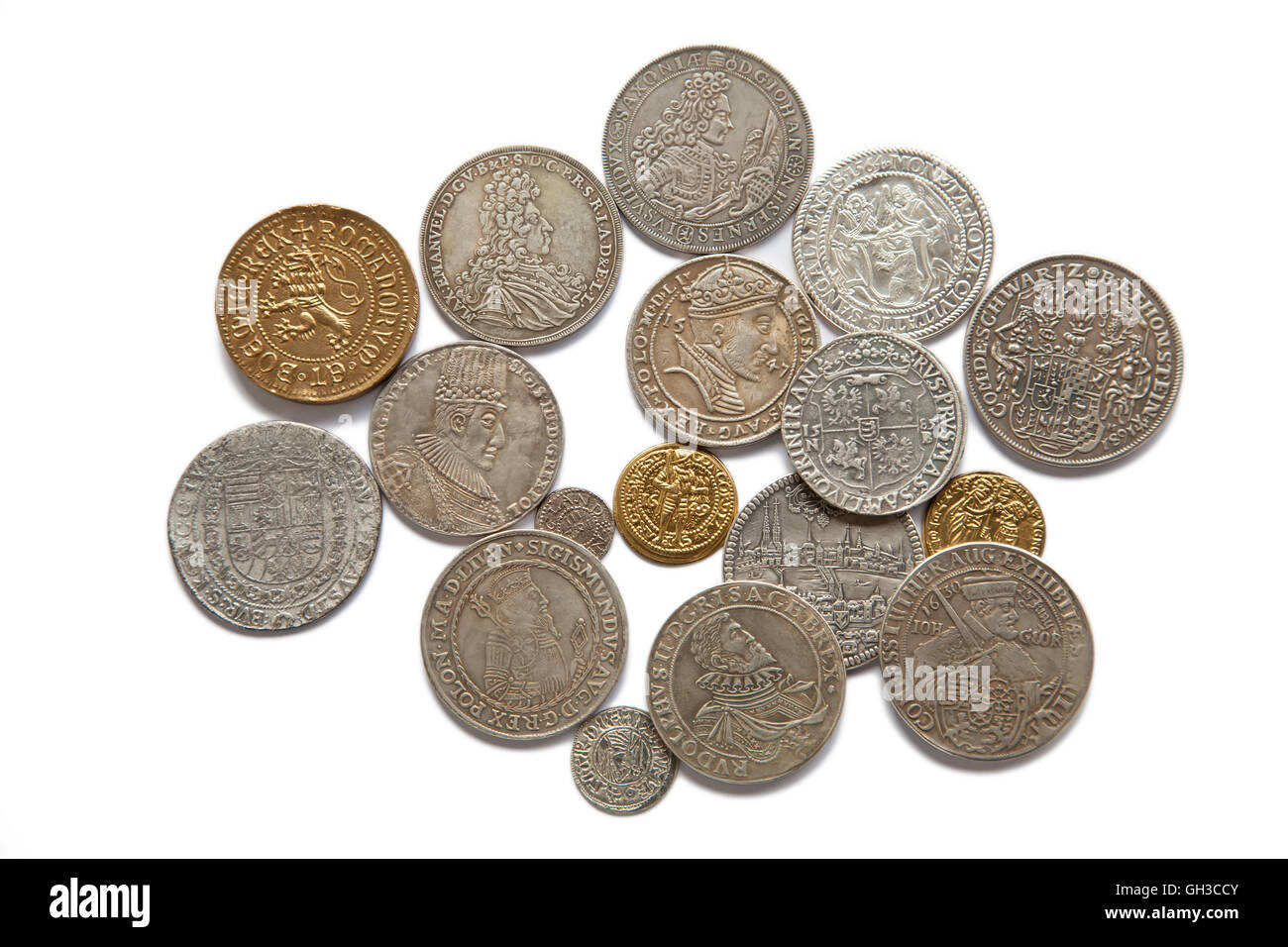 Sammlung von mittelalterlichen Münzen auf dem weißen Hintergrund Stockfoto