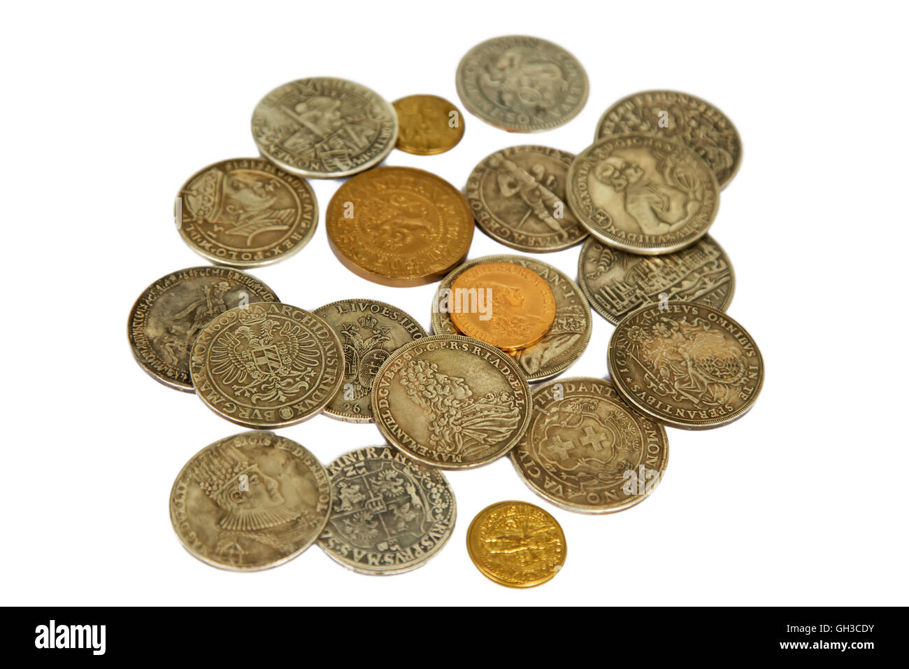 Sammlung von mittelalterlichen Münzen auf dem weißen Hintergrund Stockfoto