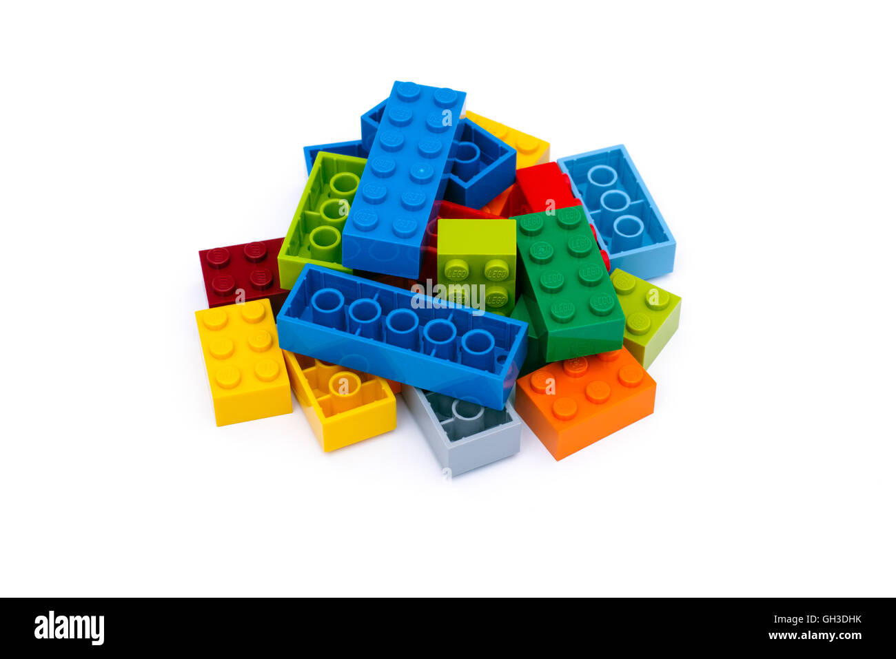 Tambow, Russische Föderation - 16. Juli 2015 Haufen multicolor Legosteine. Weißen Hintergrund. Studio gedreht. Stockfoto