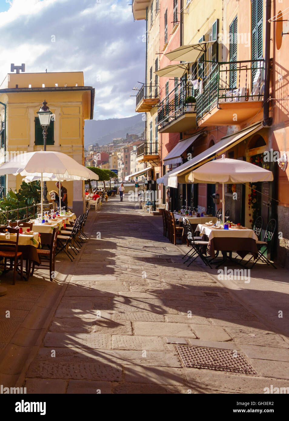 Meerblick, Restaurants und Bars entlang der Via Giuseppe Garibaldi Camogli Italien Stockfoto