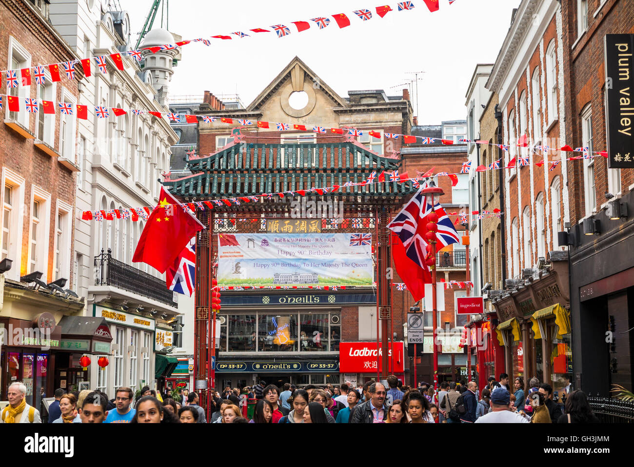 Straßenszene in Chinatown, West End (Westminster), London, UK mit O'Neill es Pub im Hintergrund Stockfoto