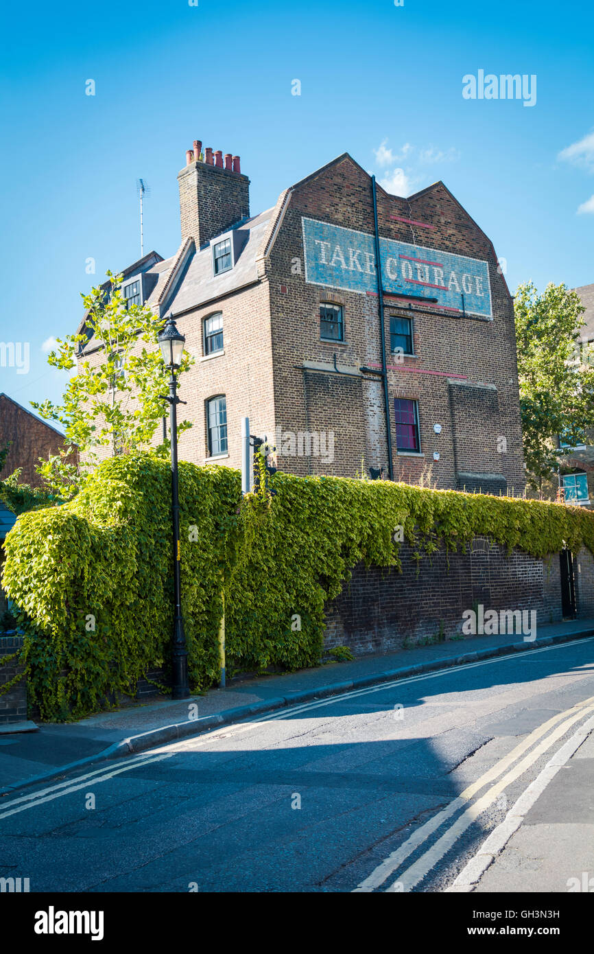 Nehmen Sie Mut Anzeige auf den ehemaligen Mut & Co. Ltd Brauerei, Southwark, England, UK Stockfoto