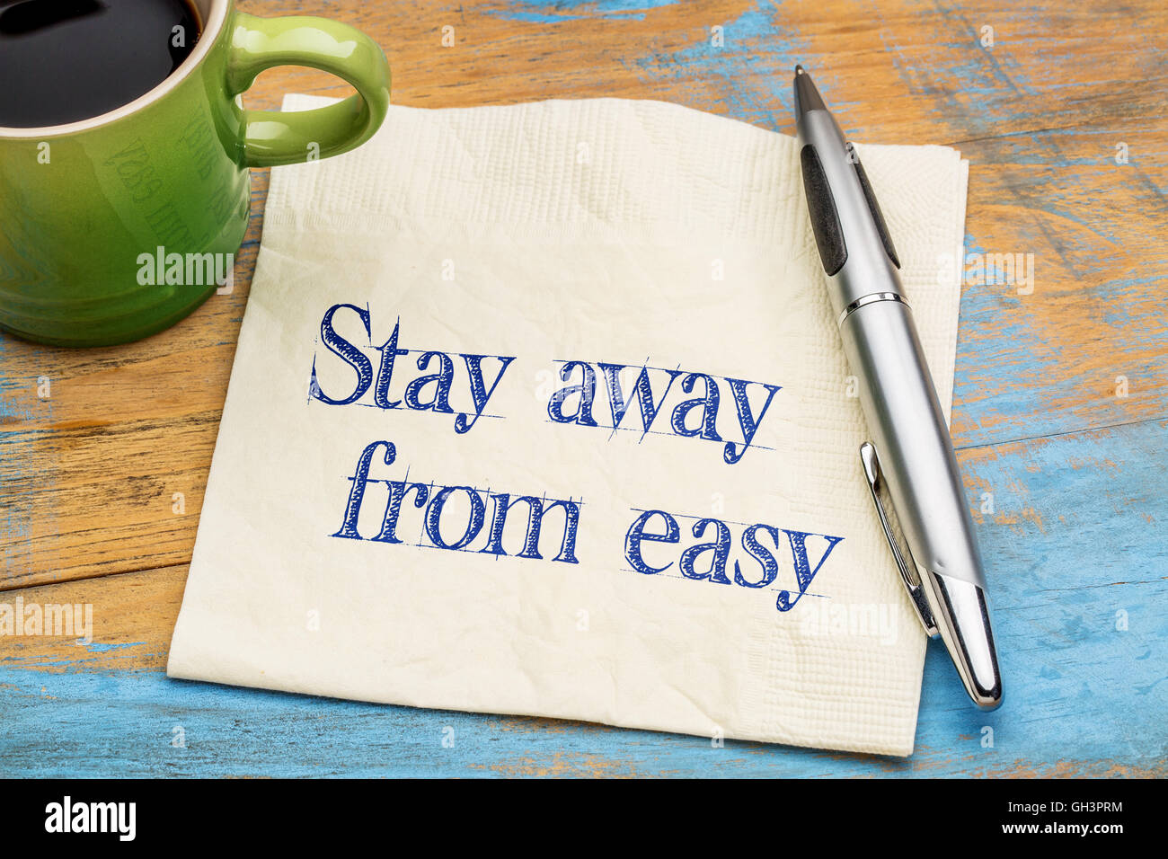 Bleiben Sie weg von einfach inspirierend Beratung - Handschrift auf einer Serviette mit einer Tasse Kaffee Stockfoto