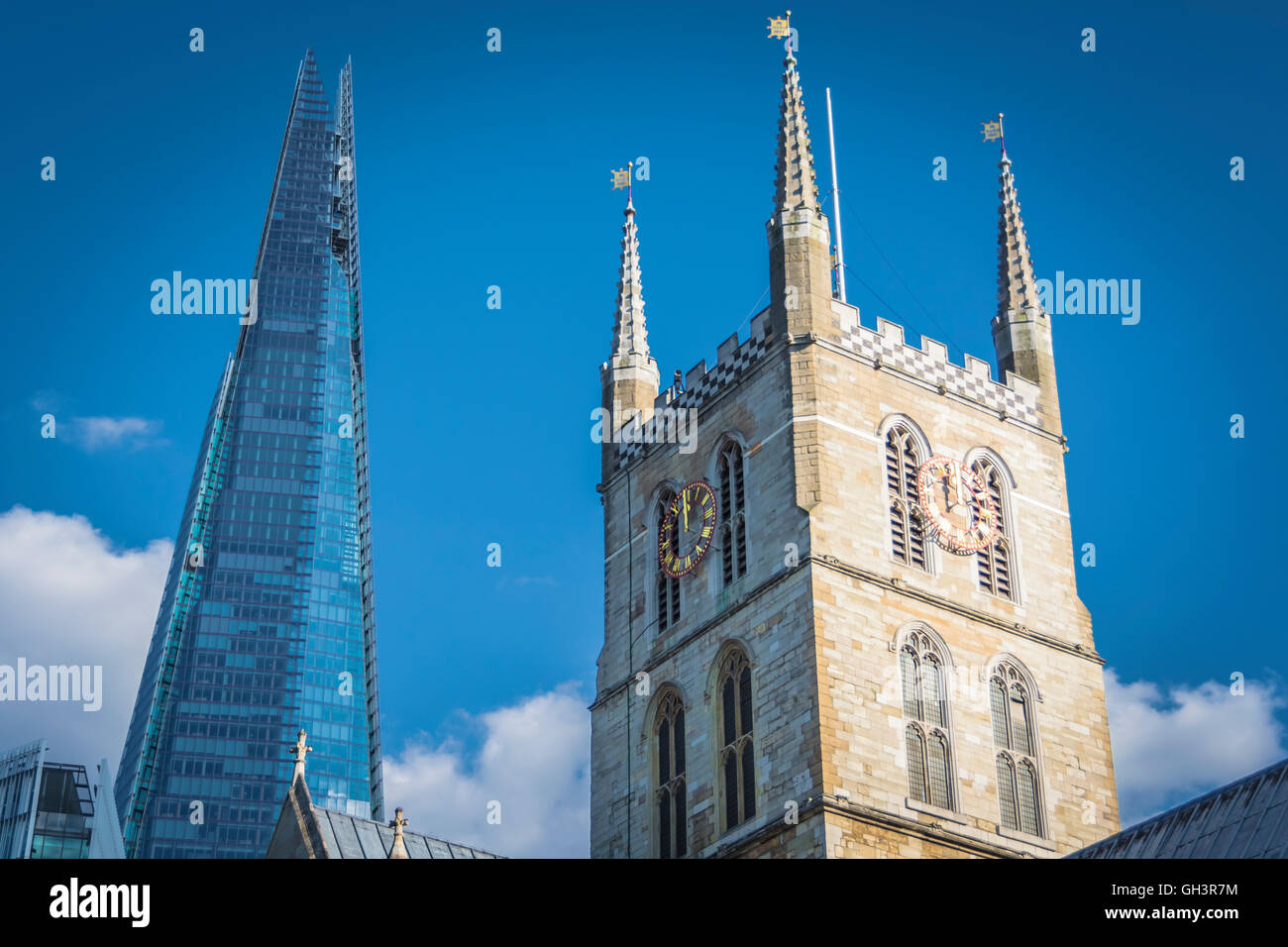 Blickte zu Southwark Cathedral in London, Großbritannien Stockfoto