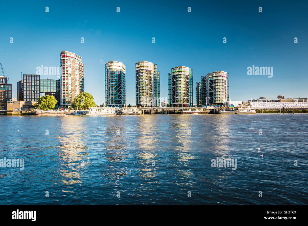 Riverlight Development Apartmentgebäude mit Blick auf die Themse in Nine Elms in Vauxhall, London, Großbritannien Stockfoto