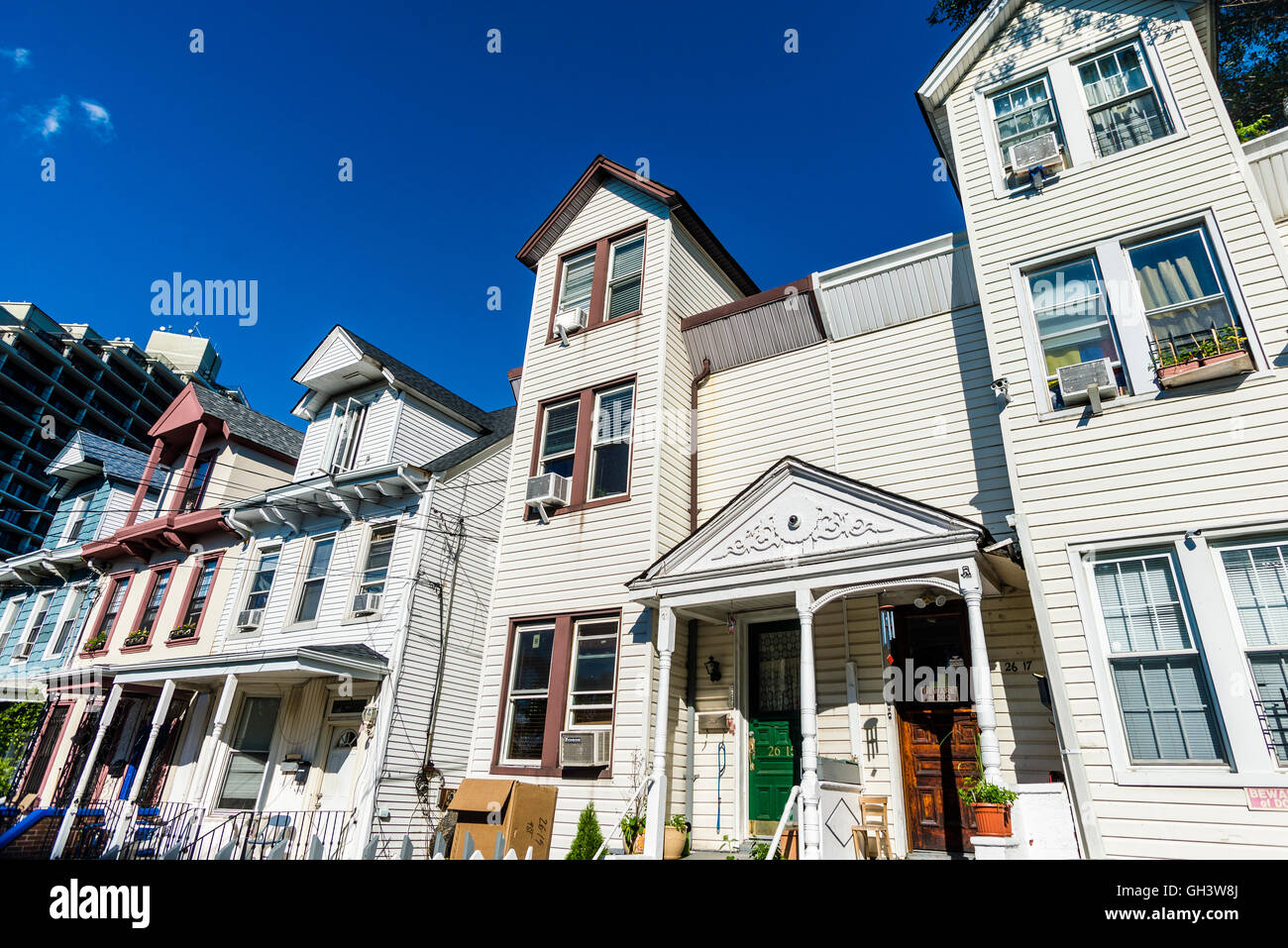 Astoria, QUeens, New York, USA - 7. August 2016 alte hölzerne gerahmt Einzel- und zwei Familienhäuser in Astoria Stockfoto