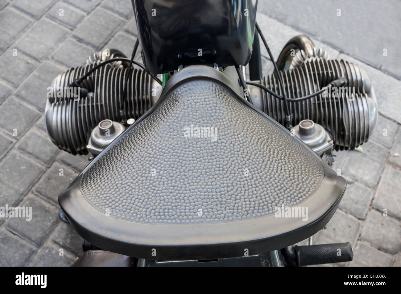 Alte Motorrad-Vintage-Leder-Sattel über Pflaster Hintergrund Stockfoto