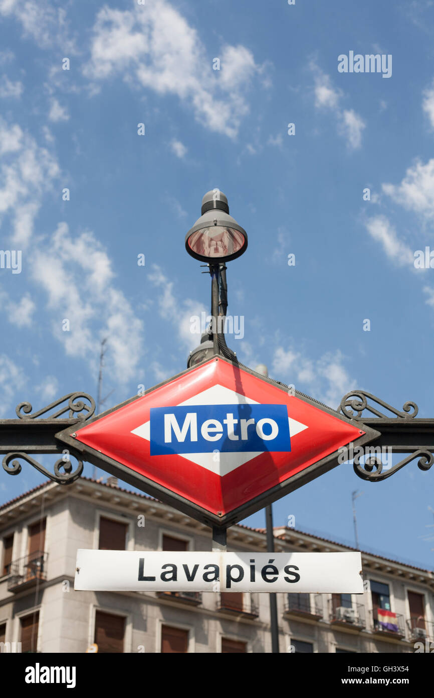 U-Bahn Station Ortseingangsschild in Madrid, Spanien. Lavapies Stockfoto