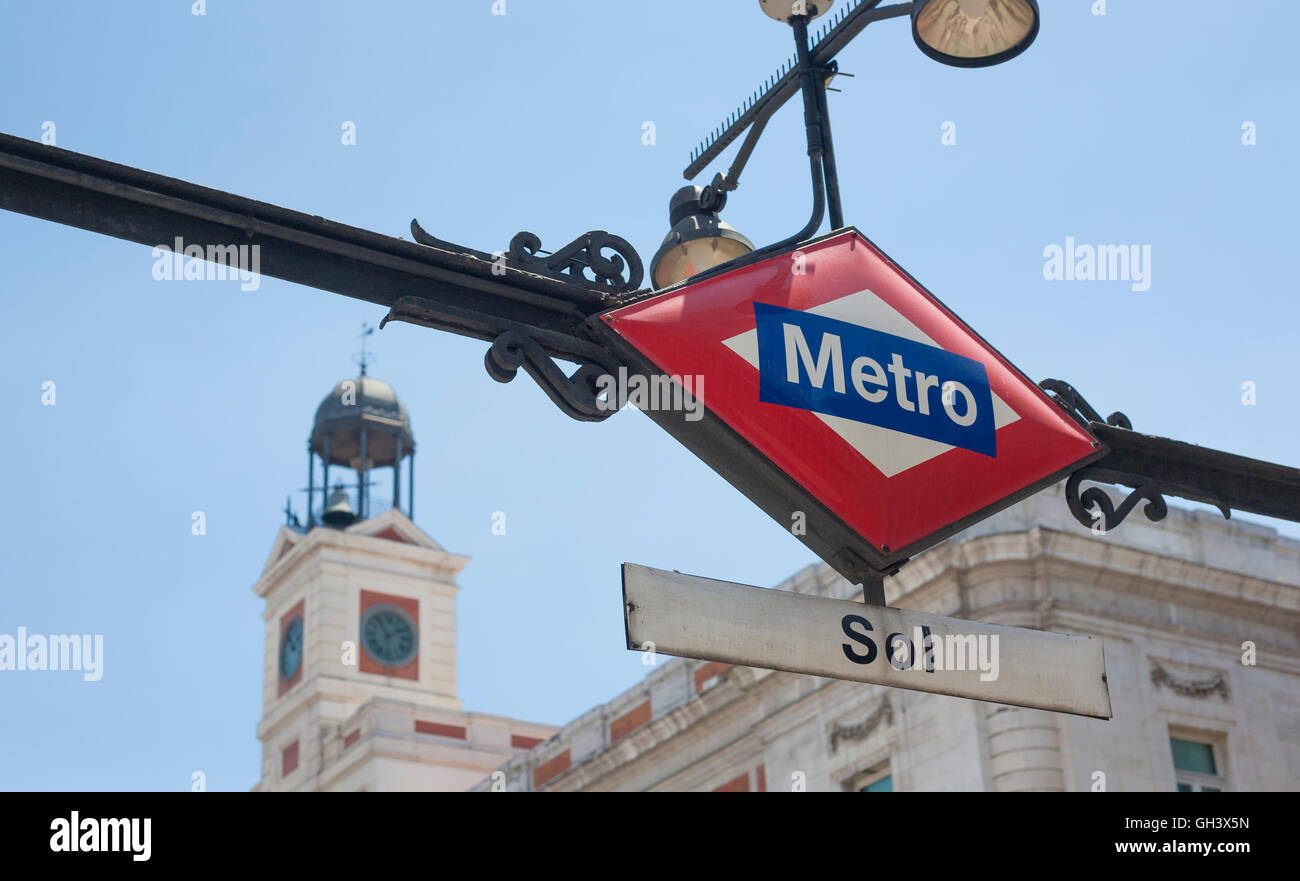 U-Bahn Station Ortseingangsschild in Madrid, Spanien. Sol Stockfoto