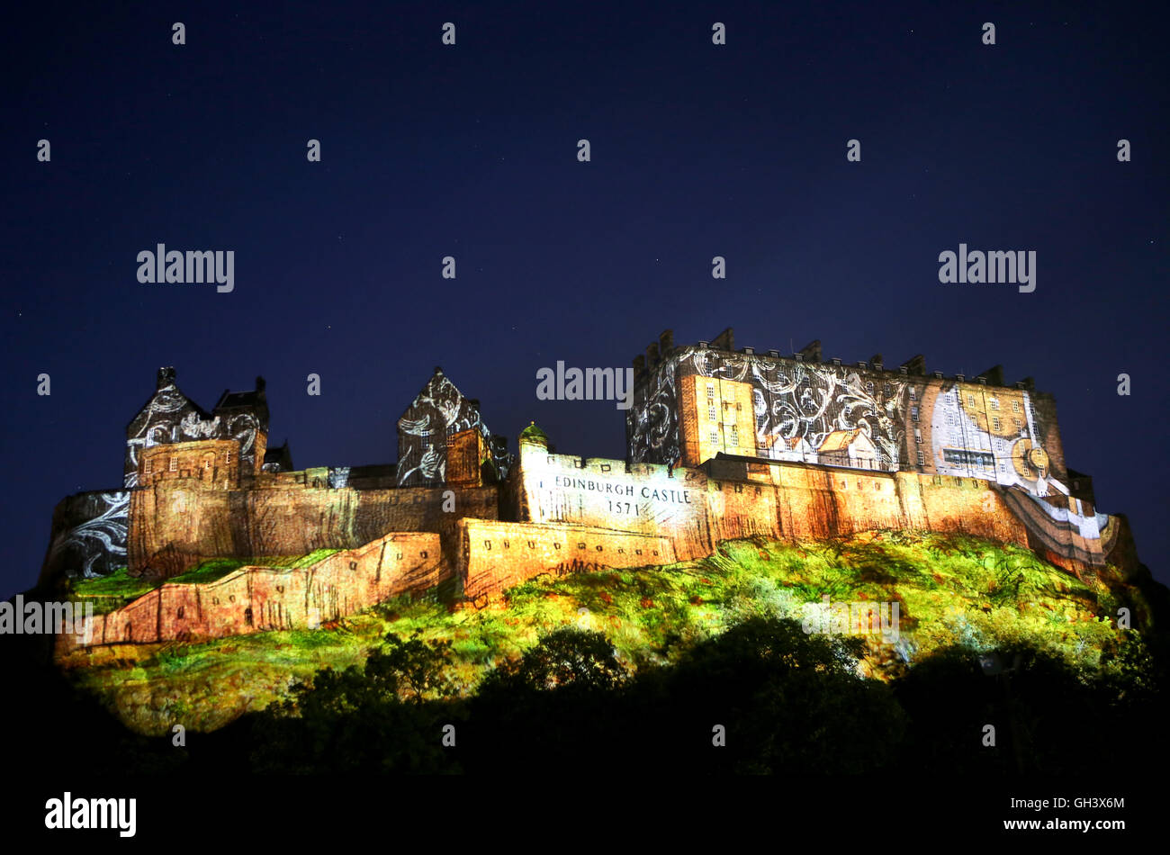 Eine Reihe von Digital animierten Projektionen erfolgt über die westliche Fassade des Edinburgh Castle bei der Standard Life Eröffnungsveranstaltung: Deep Time im Castle Terrace, Edinburgh, Schottland, die markiert den offiziellen Beginn des Edinburgh International Festival 2016. Stockfoto