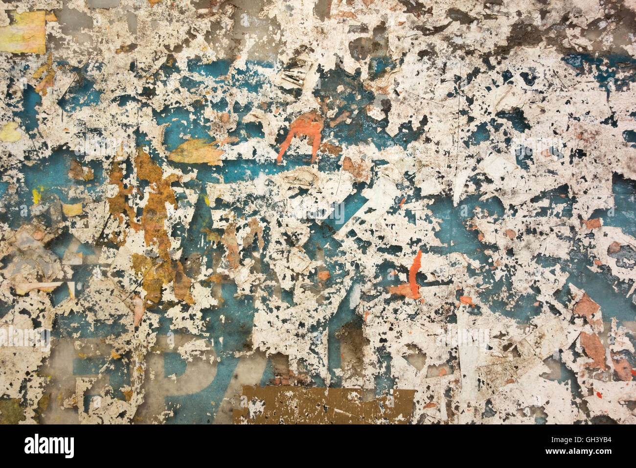 Bunte Plakate auf alten Mauer gerissen. Grunge Texturen und Hintergründen Stockfoto