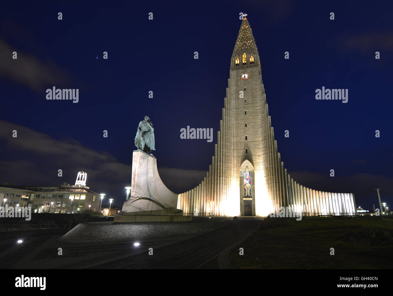 Hallgrímskirkja Kirche nachts - Reykjavik, Island Stockfoto