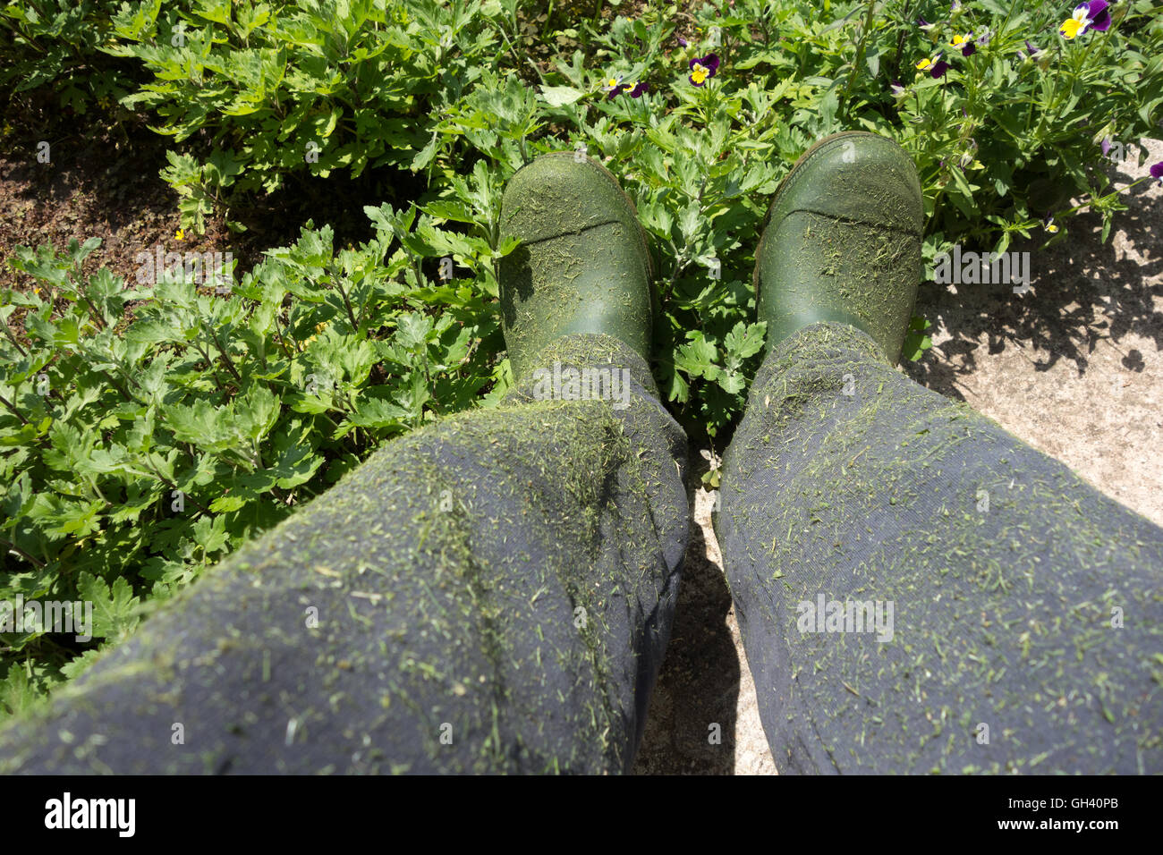 Städtischen Landwirt grüne Gardering Stiefel über Garten Hintergrund Stockfoto