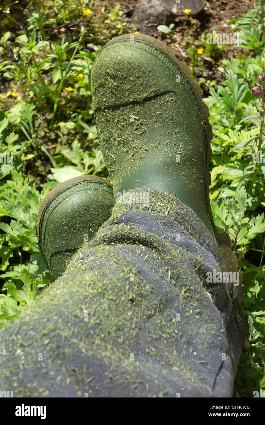 Städtischen Landwirt grüne Gardering Stiefel über Garten Hintergrund Stockfoto