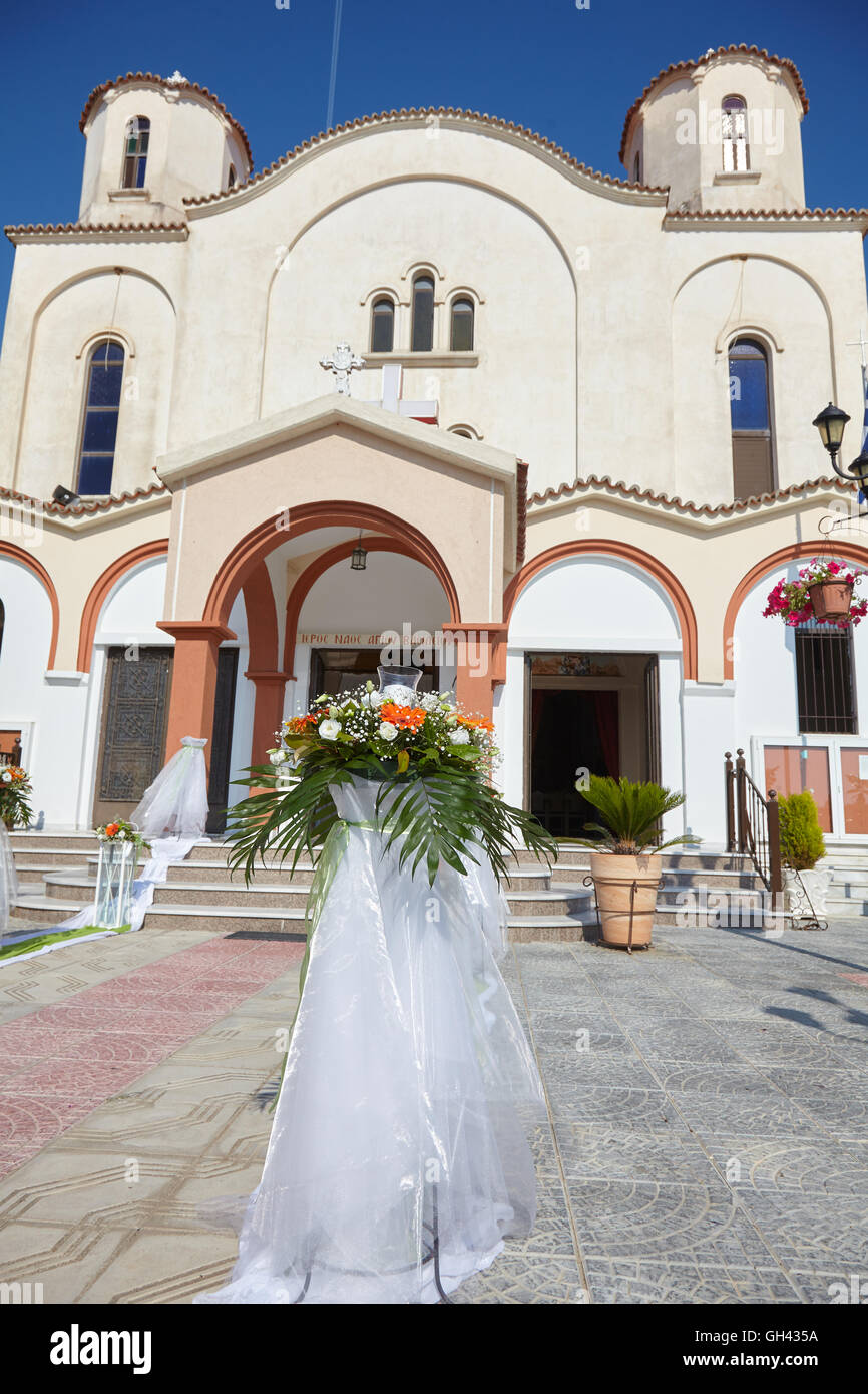 Outdoor-Hochzeitsdekoration der orthodoxen Kirche Stockfoto