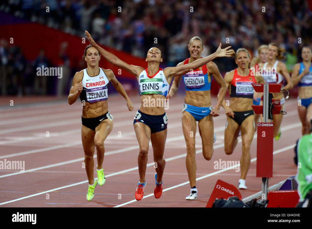 Jessica Ennis aus Großbritannien auf dem Weg zum Gewinn der Goldmedaille im Siebenkampf während der Olympischen Spiele in London. Stockfoto