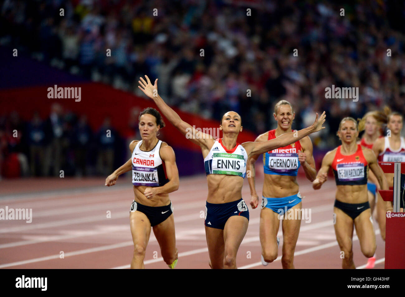 Jessica Ennis aus Großbritannien auf dem Weg zum Gewinn der Goldmedaille im Siebenkampf während der Olympischen Spiele in London. Stockfoto