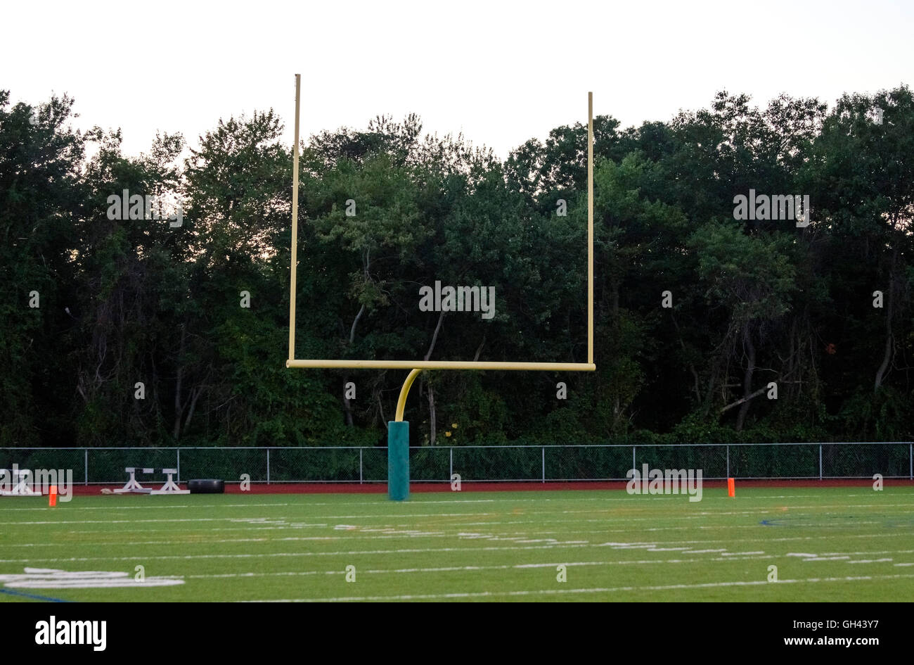 US-amerikanischer American-Football Torpfosten auf Fußballplatz Stockfoto