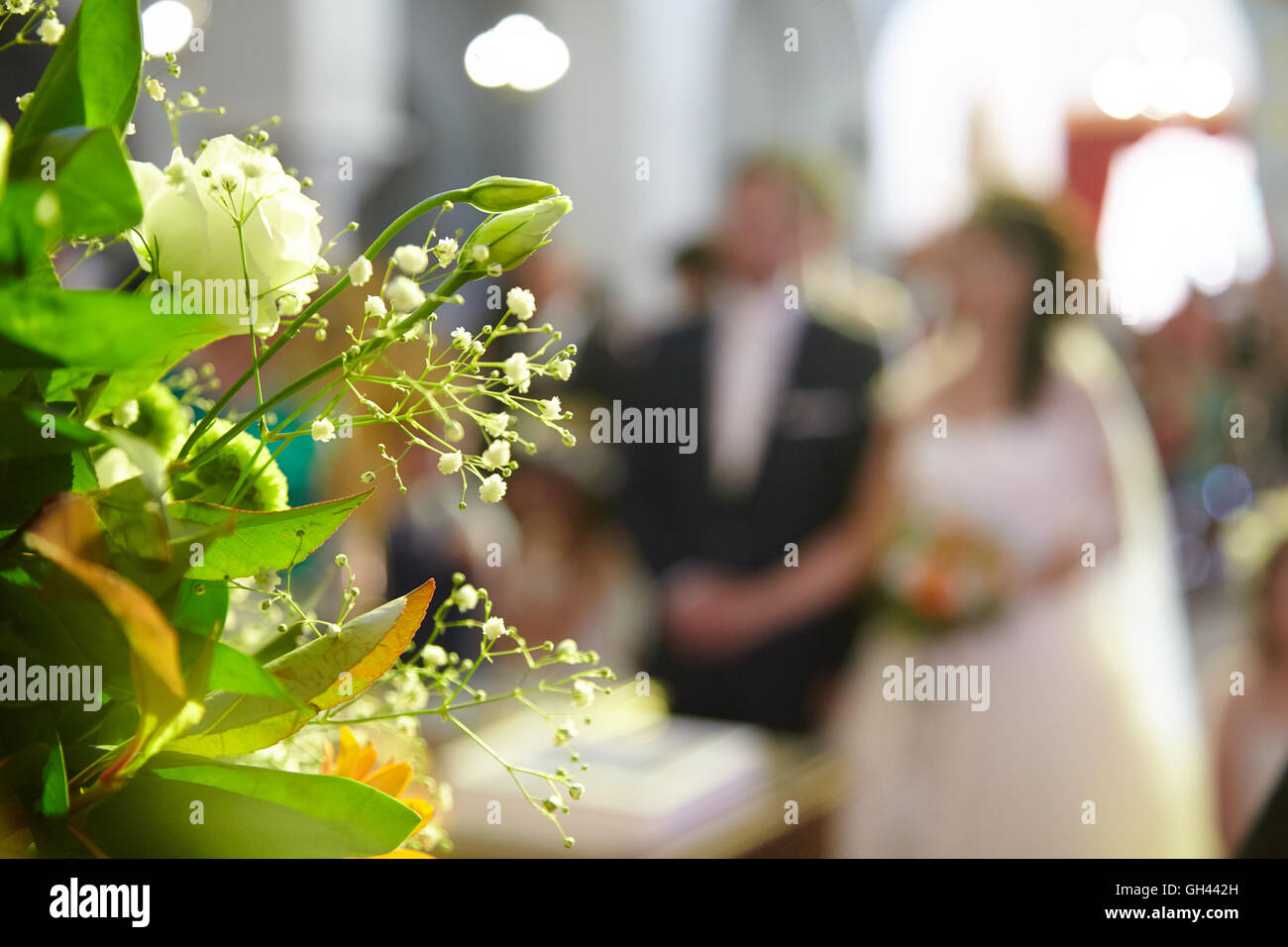 Brautstrauß auf einem Hintergrund von Braut und Bräutigam Stockfoto