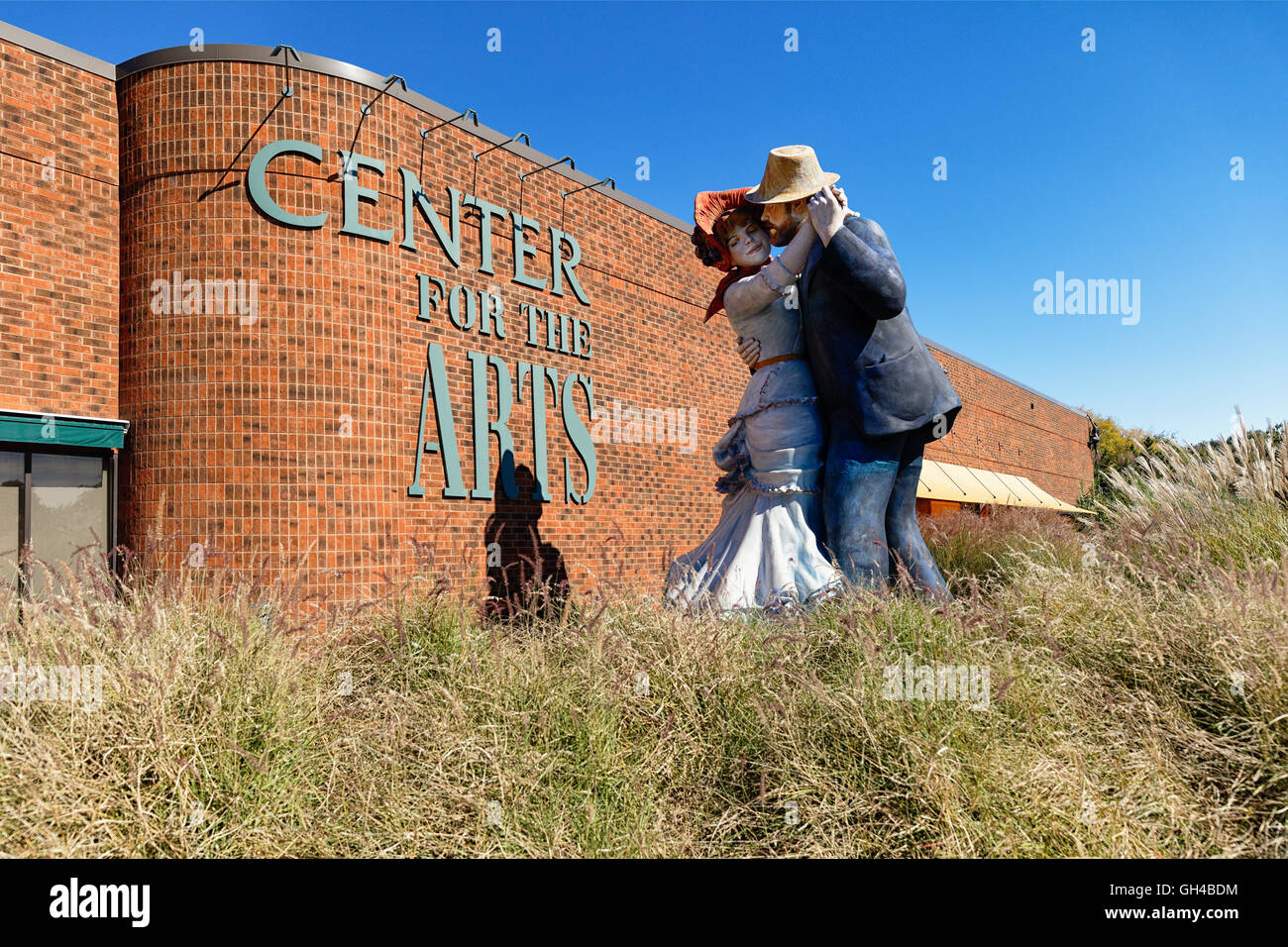 Niedrigen Winkel Blick auf eine riesige Größe Skulptur eines Paares tanzen, Gründe für Skulpturen, Hamilton, Mercer County, New Jersey Stockfoto