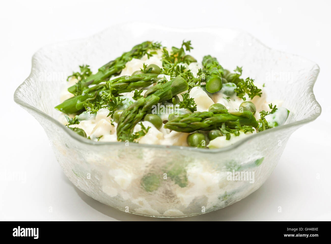 Kartoffel-Salat Zubereitung: Kartoffelsalat auf einer Glasschale Stockfoto