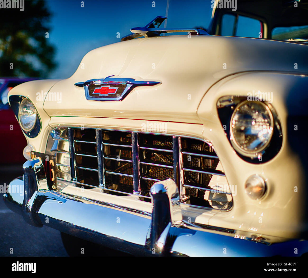 Niedrigen Winkel Blick nach vorne auf eine klassische 1955 Chevrolet Pick Up Truck Stockfoto