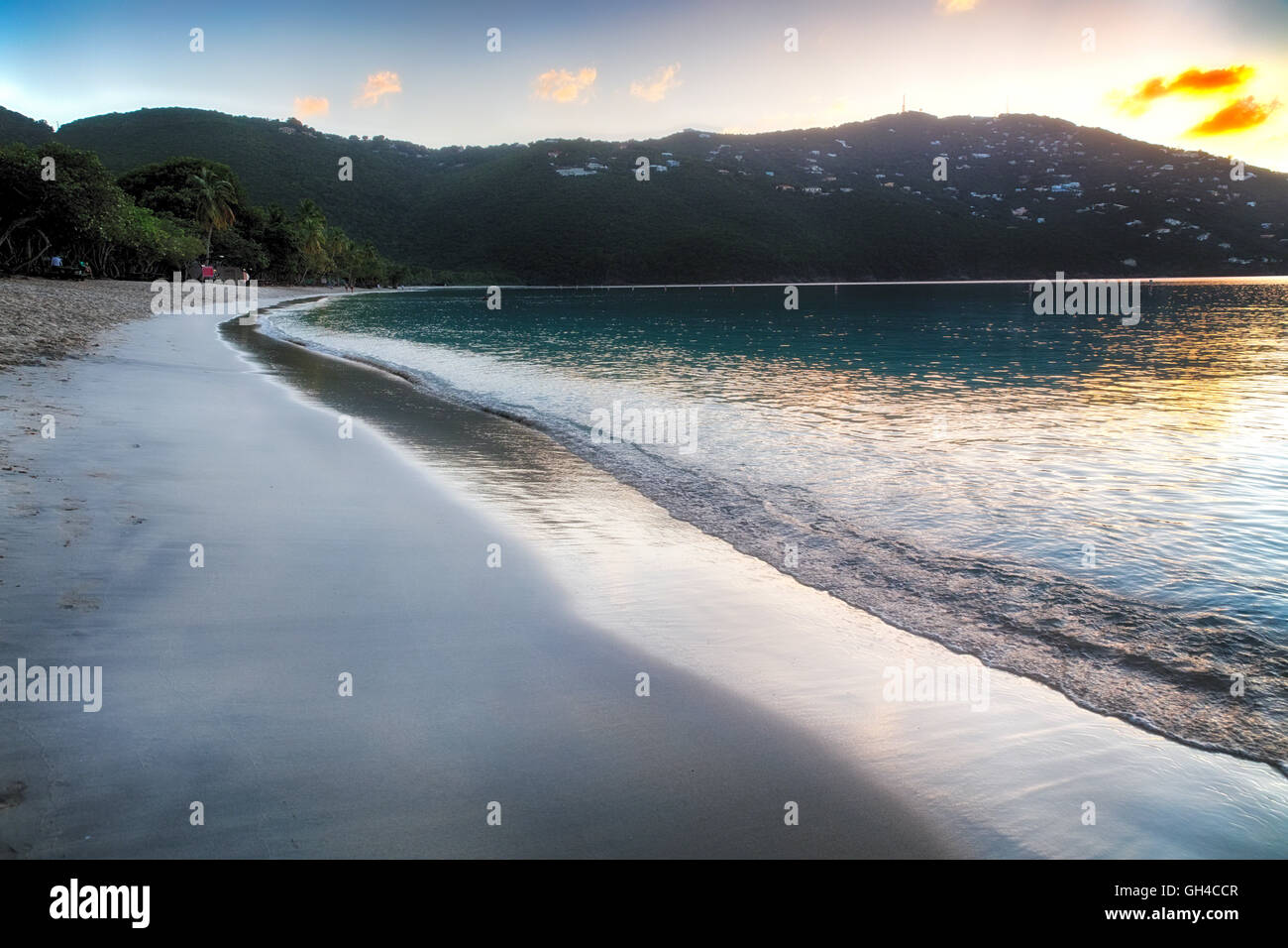 Ruhigen karibischen Strand bei Sonnenuntergang, Magens Bay, St. Thomas, Amerikanische Jungferninseln Stockfoto