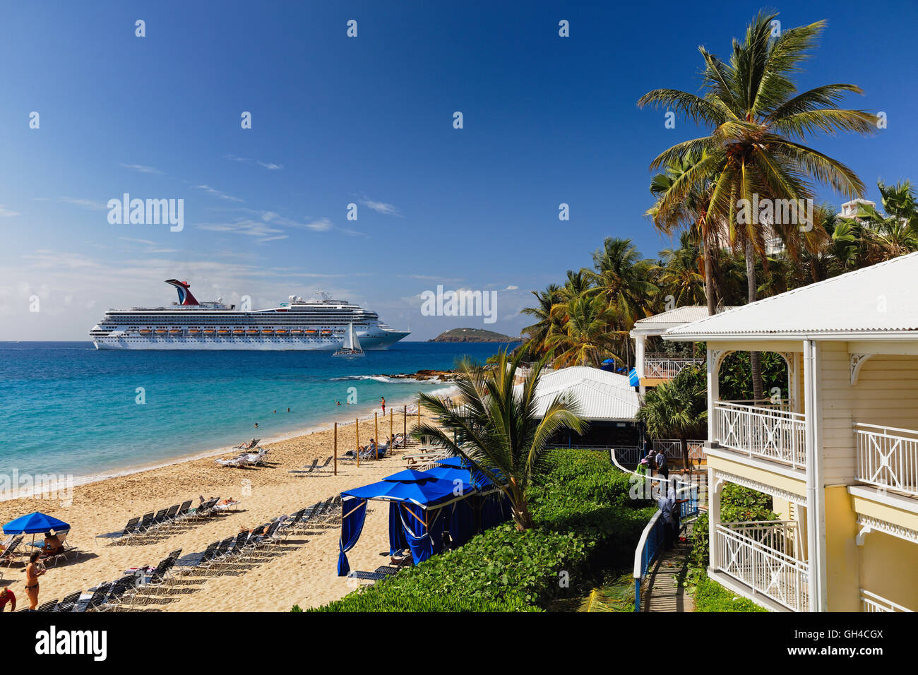 High Angle View of ein Beach &amp; Resort mit einer Kreuzfahrt Schiff, Frenchman es Reef Morning Star Resort, St. Thomas, Amerikanische Jungferninseln Stockfoto