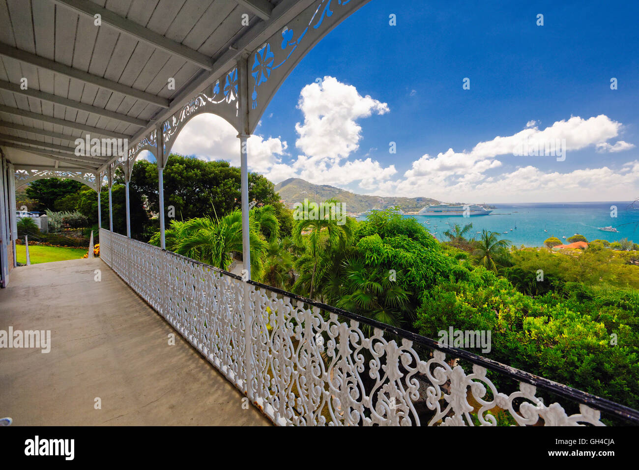 High Angle View vom Balkon eines Hafens mit einer Kreuzfahrt Schiff, Villa Notman, Charlotte Amalie, St. Thomas, Amerikanische Jungferninseln Stockfoto