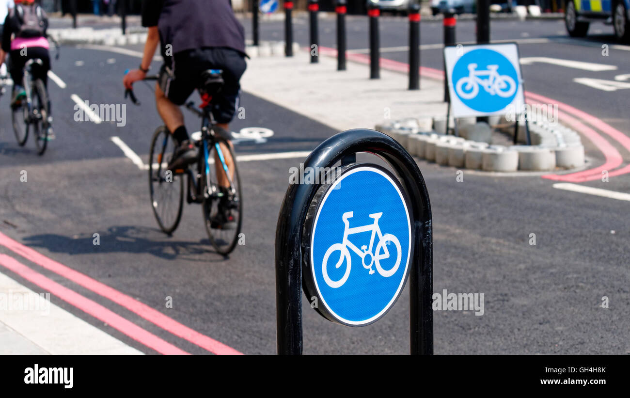 Radfahrer, die mit dem neuen TFL Zyklus Superhighway im Zentrum von London Stockfoto