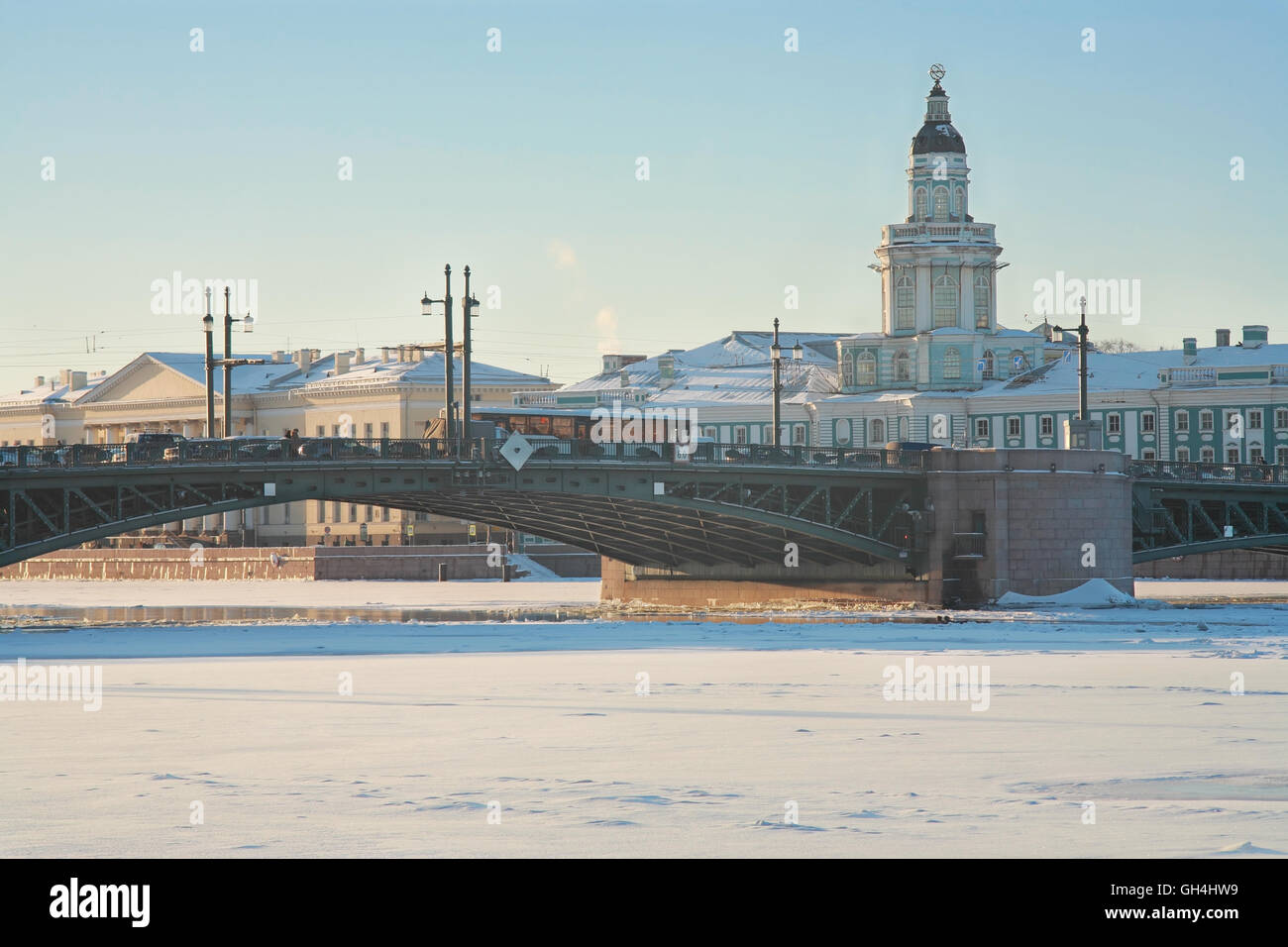 St. Petersburg, Kuriositätenkabinett und Schlossbrücke im winter Stockfoto