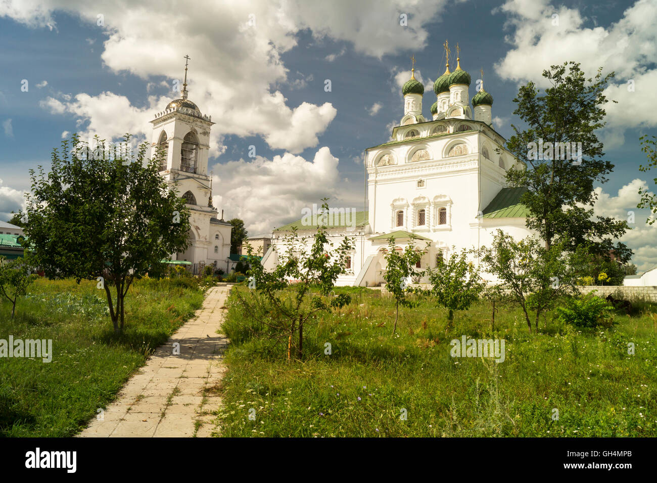 Weißer Stein Kathedrale und Glockenturm im Hintergrund blauer Himmel mit cloud Stockfoto