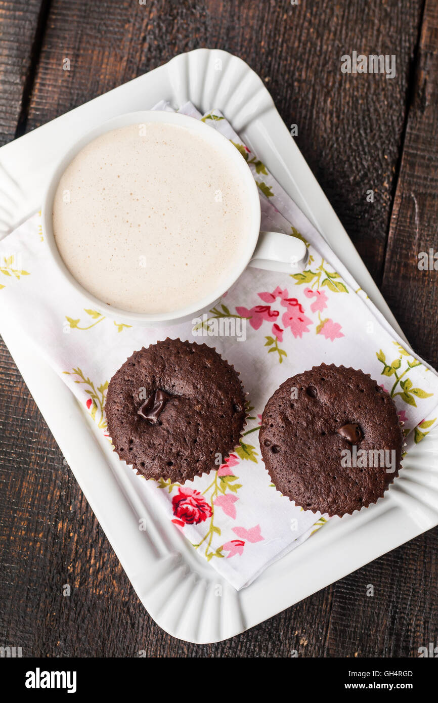 Schokoladen-Muffins, Kuchen und Kaffee. Stockfoto