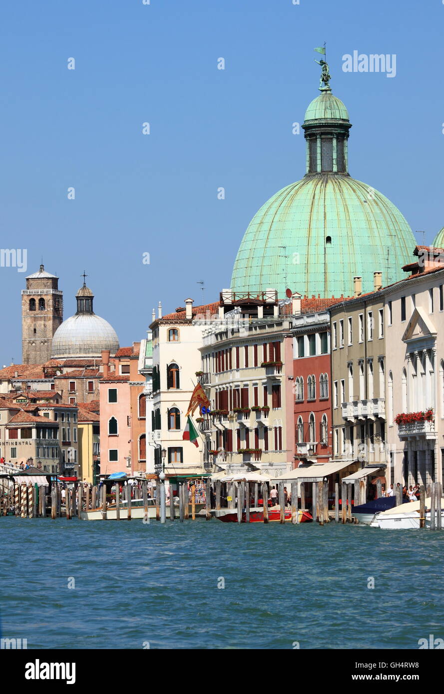 Venedig, Italien - 5. August: malerische Aussicht auf den Canal Grande am 5. August 2012 in Venedig, Italien. Mehr als 20 Millionen Touristen kommen zu v Stockfoto