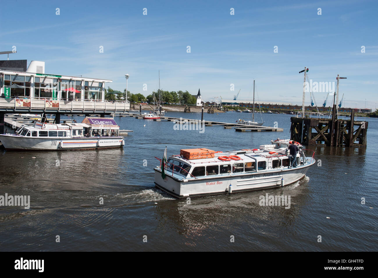 Cardiff Bay, Wasserbus verlassen Inner Harbour Stockfoto