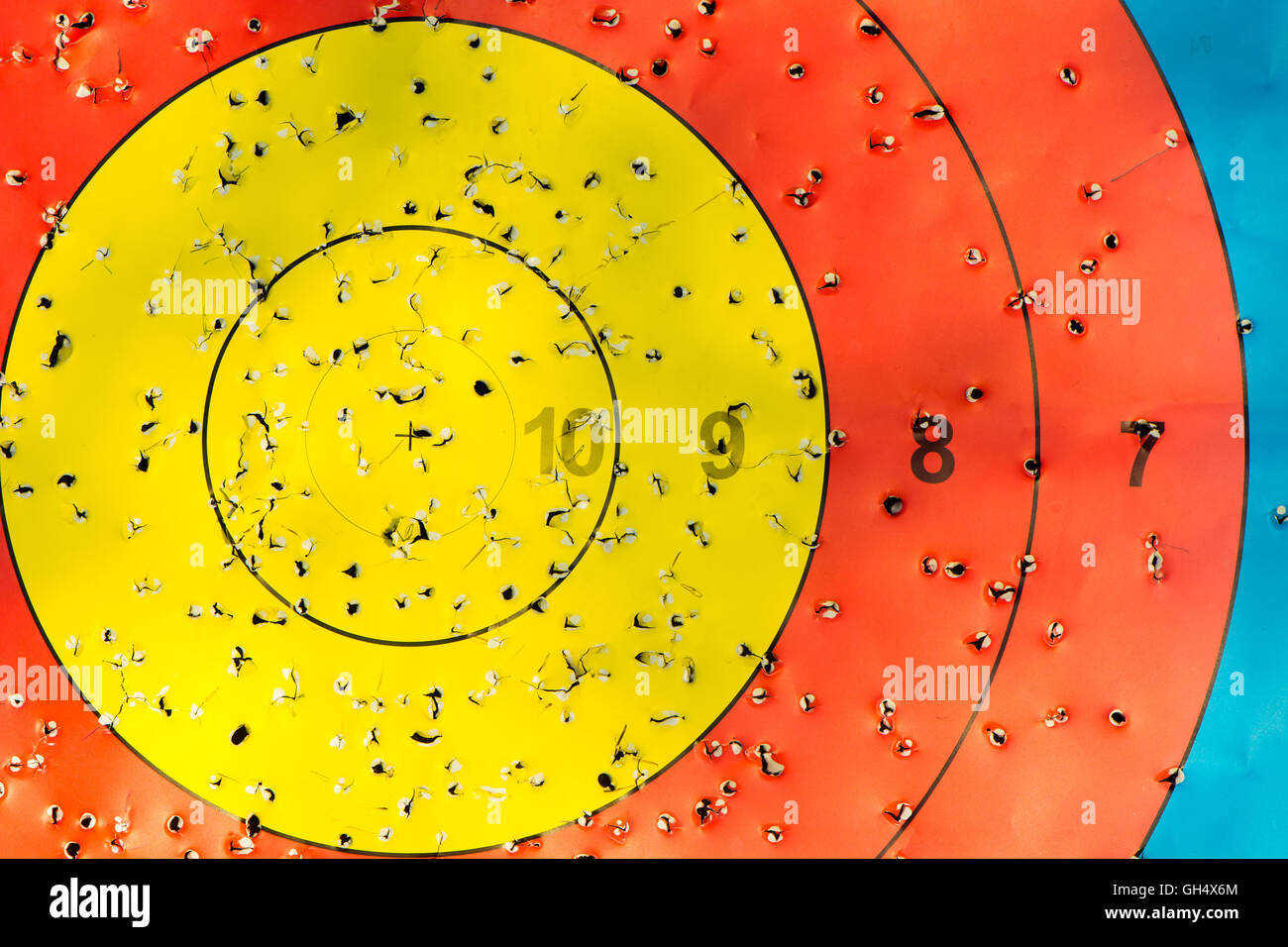 Zentrum der Zielscheibe mit Pfeil Löcher. Gold, rot und Blau Mitte des Wettbewerbs Ziel markiert wo Pfeile eingedrungen sind Stockfoto