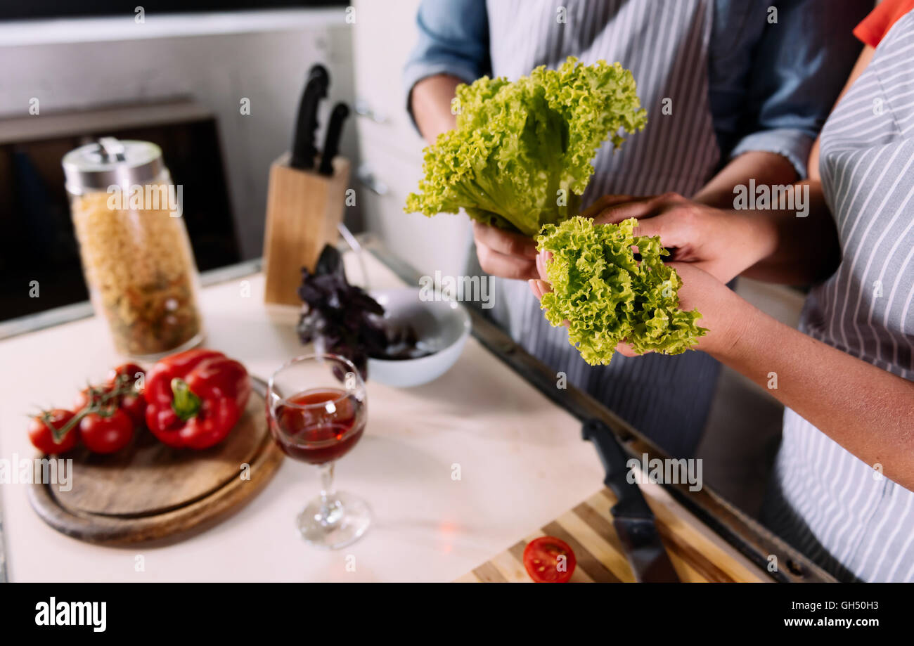 Nahaufnahme von Händen mit Salat Stockfoto